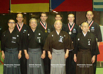 Svenska EM-laget 2008 poserar med delar av den japanska delegationen